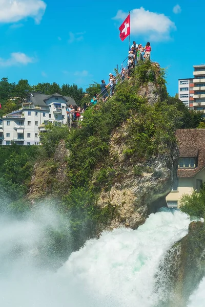 Laufen Swiss Juli 2014 Orang Orang Bebatuan Air Terjun Rhine — Stok Foto