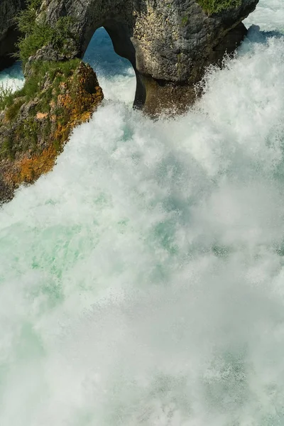 Rhine Falls şelale İsviçre akış su.