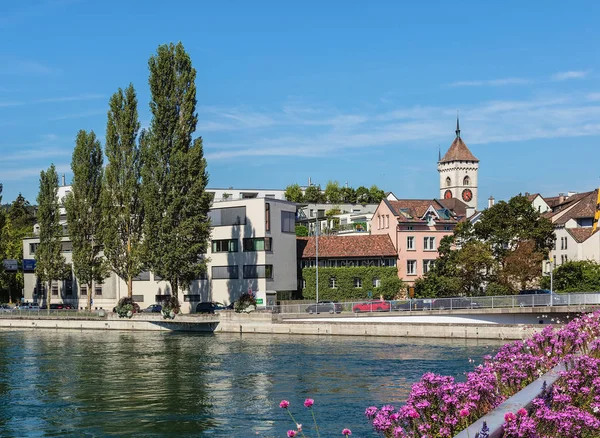 Schaffhausen Schweiz Augusti 2015 Byggnaderna Staden Längs Floden Rhen Tower — Stockfoto