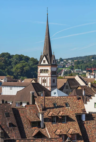 Schaffhausen İsviçre şehir yaz, All Saints manastır kule sonundaki görünümünü. Schaffhausen Kuzey İsviçre bir şehirdir, Schaffhausen, İsviçre Kantonu başkentidir.
