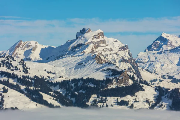 Puncak Alpen Naik Dari Lautan Kabut Pemandangan Musim Dingin Dari — Stok Foto