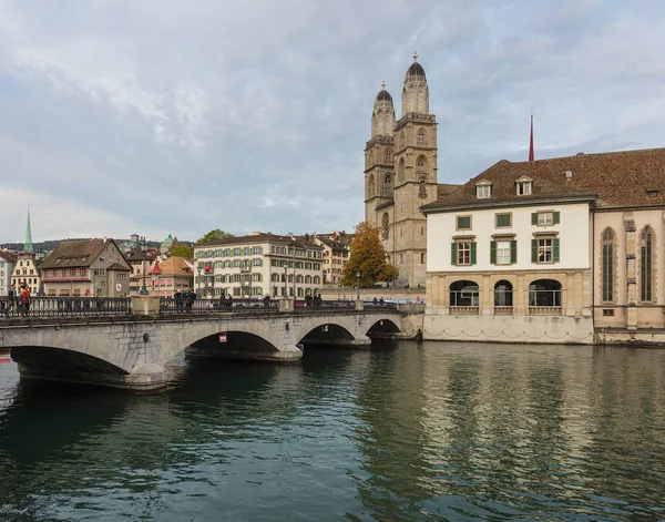 Zürich Schweiz September 2017 Munsterbrucke Överbryggar Över Floden Limmat Domkyrkotorn — Stockfoto