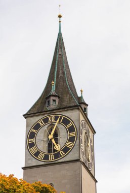 St. Peter Kilise sonbaharda bulutlu bir günde İsviçre Zürih şehir Kulesi.