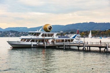 Zürih, İsviçre - 28 Eylül 2017: Ms Albis Zürih Film Festivali bir amblemi bir iskelede Lake Zurich üzerinde gece karanlığında taşıyan. Zürih Film Festivali her yıl 2005 yılından bu yana Eylül sonuna gerçekleşir.