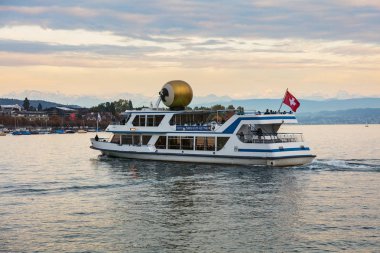 MS Lake Zurich Zürih Film Festivali bir amblemi taşıyan Albis