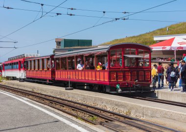 Mt. Rigi, İsviçre - 19 Temmuz 2018: dağın zirvesine Rigi Kulm istasyonunda bir yolcu treni insanlar. MT Rigi popüler bir turizm, bir normal hat raf demiryolu Rigi Bahnen Ag şirket tarafından işletilen tarafından erişilebilir olduğunu.