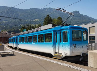 Arth, İsviçre - 19 Temmuz 2018: bir platform Arth-Rigi-Bahn tren istasyonuna bir tren. Arth-Rigi-Bahn normal hat raf Arth kasaba Mt. Rigi, Rigi Bahnen Ag şirket tarafından işletilen zirvesine ile bağlarken demiryolu olduğunu.