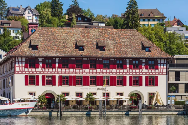 Schaffhausen Szwajcaria Sierpnia 2015 Budynki Historycznej Części Miasta Wzdłuż Renu — Zdjęcie stockowe