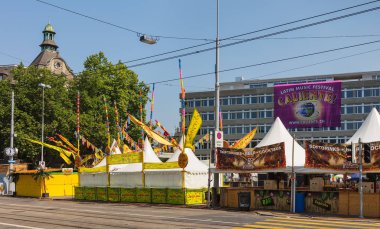 Zürih, İsviçre - 8 Temmuz 2018: mahkemelerinin Calliente! Helvetiaplatz kare festival. Calliente! bir latin müzik festivali, Temmuz ayının ilk hafta sonu sırasında her yıl yer alarak Zürih'te.