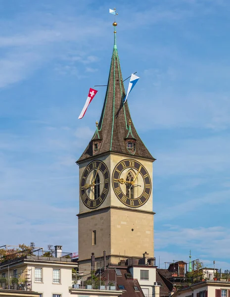 Torre Iglesia San Pedro Ciudad Zurich Decorada Con Banderas Suiza —  Fotos de Stock