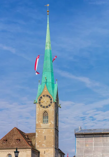 スイス連邦共和国の旗で飾られて チューリッヒの市内の聖母教会や大聖堂の塔 タワーは都市のよく知られている建築陸標です — ストック写真