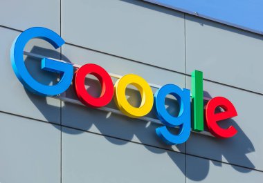 Zürih, İsviçre - 20 Nisan 2016: işareti duvardaki bir Google ofis binası. Google Internet ile ilgili hizmetler ve ürünler konusunda uzmanlaşmış bir çok uluslu teknoloji şirketi, onun en büyük Avrupa Ofisi Zürih, İsviçre'ndadır.
