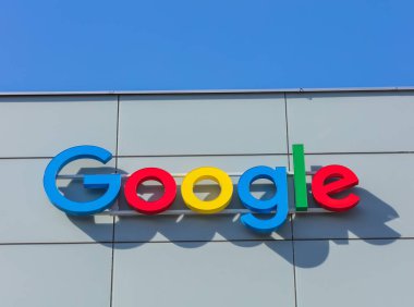 Zürih, İsviçre - 20 Nisan 2016: işareti duvardaki bir Google ofis binası. Google Internet ile ilgili hizmetler ve ürünler konusunda uzmanlaşmış bir çok uluslu teknoloji şirketi, onun en büyük Avrupa Ofisi Zürih, İsviçre'ndadır.