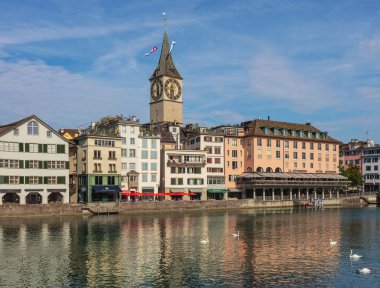 Zürih, İsviçre, 1 Ağustos 2018: Zürih şehir Limmat Nehri boyunca tarihi parçası kuğular Nehri üzerindeki binaların. Zürih İsviçre ve Swiss canton Zürih'in başkenti en büyük kenti olduğunu.