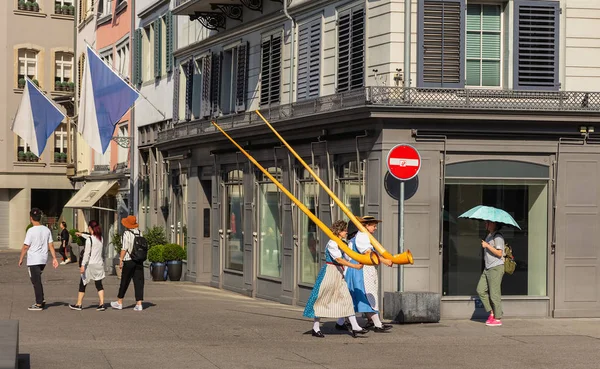 チューリッヒ スイス 2018 スイスの建国記念日に捧げられるパレードに参加するチューリッヒの旧市街の通りに沿って渡すアルペン ホルンを運ぶします スイスの建国記念日はスイス連邦共和国の国民の祝日 — ストック写真