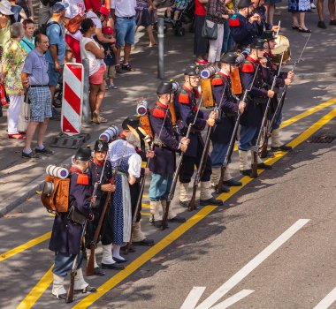 Zürih, İsviçre, 1 Ağustos 2018: Zürih şehir katılımcılar Urania Caddesi üzerinde geçit İsviçre Ulusal gün ayakta adamış. İsviçre Milli günü İsviçre, 1 Ağustos'ta kutlanan Ulusal bayramdır.