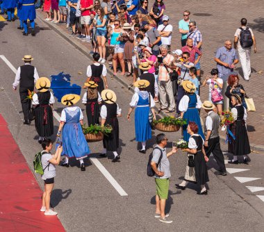 Katılımcılar geçit İsviçre Milli Günü için Zürih'e adamış.