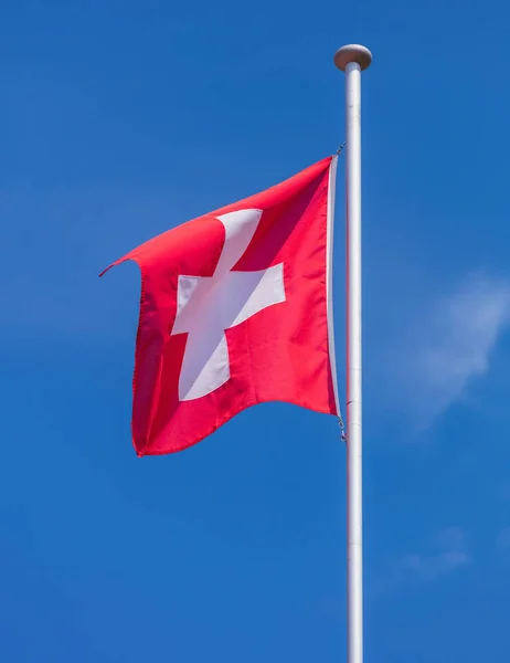 Vlag Van Zwitserland Tegen Blauwe Hemel — Stockfoto