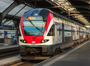 Zürih, İsviçre - 7 Ağustos 2018: Chur şehir ayakta, Zürih Ana Tren İstasyonu, lokomotifin önündeki ana odak bir platform bir yolcu treni. En büyük tren istasyonu İsviçre Zürih Tren istasyonu uzaklıktadır