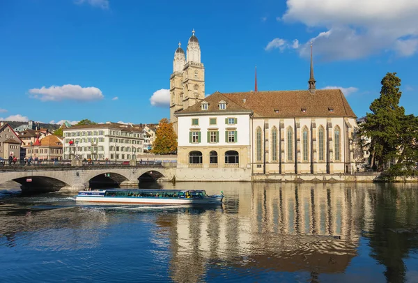 苏黎世 2017年9月27日 Munsterbrucke Limmat 塔格罗斯大教堂 历史建筑沿河 苏黎世是最大的城市在瑞士和苏黎世的瑞士小行政区的资本 — 图库照片