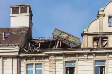 Zürih, İsviçre - 26 Ağustos 2018: tarihi bir binada yangın tarafından tahrip Bahnhofquai iskele üzerinde kısmi görünüm. 1895 yılında inşa edilmiş olan bina anıt koruması altındadır ve 25 Ağustos gecesi sırasında meydana gelen yangın hasar gördü.