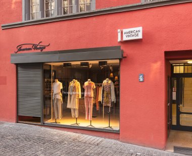 Zürih, İsviçre - 26 Ağustos 2018: American Vintage mağaza kentin tarihi Munstergasse Caddesi üzerinde. 2005 yılında Fransız tasarımcı Michael Azoulay tarafından kurulan bir Fransız moda şirketi American Vintage olduğunu.