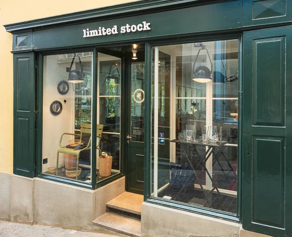 Магазин ограниченных запасов на улице Фабрициус в Цюрихе, Швейцария — стоковое фото