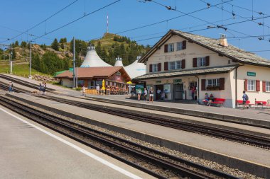 Mt. Rigi, İsviçre - 19 Temmuz 2018: Rigi Staffel Tren İstasyonu Mt. Rigi, bu insanlara. Rigi popüler bir turizm, normal hat raf demiryolu Rigi Bahnen Ag şirket tarafından işletilen tarafından erişilebilir olduğunu.