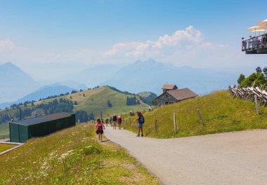 Mt. Rigi, İsviçre - 19 Temmuz 2018: yaz aylarında Mt. Rigi insanlar. Mt. Rigi popüler bir turizm, bir normal hat raf demiryolu Rigi Bahnen Ag şirket tarafından işletilen tarafından erişilebilir olduğunu.