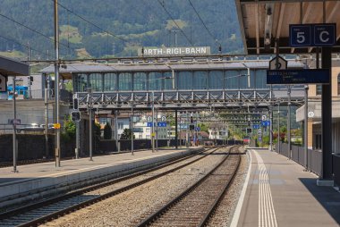 Arth, İsviçre - 19 Temmuz 2018: Arth-Rigi-Bahn Tren İstasyonu, Arth Goldau Tren İstasyonu platform görünümden. Arth-Rigi-Bahn normal hat raf Arth kasaba Mt. Rigi Zirvesi ile bağlayan demiryolu olduğunu.