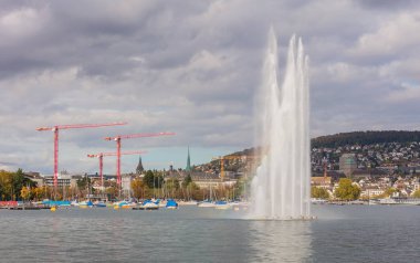 Zürih, İsviçre - 1 Ekim 2017: Lake Zurich bulutlu akşamları, Zürih şehir içinde belgili tanımlık geçmiş. Lake Zurich İsviçre, ülkenin en büyük kenti olan Zürih şehir güneydoğusunda uzanan bir göldür.
