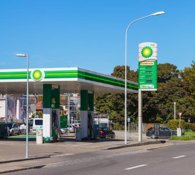 Zürih, İsviçre - 5 Ekim, 2017: Bp akaryakıt istasyonu Zürih şehir Mythenquai Caddesi üzerinde. BP plc (eski İngiliz petrol şirketi plc ve Bp Amoco plc) Londra, İngiltere'de merkezi bulunan bir İngiliz çok uluslu petrol ve doğal gaz firmasıdır