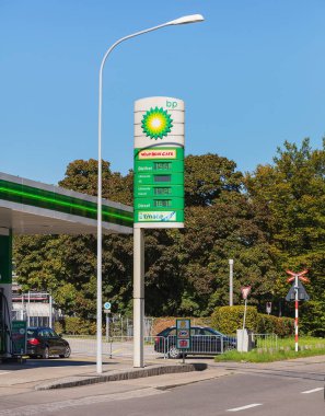 Zürih, İsviçre - 5 Ekim, 2017: Bp akaryakıt istasyonu Zürih şehir Mythenquai Caddesi üzerinde. BP plc (eski İngiliz petrol şirketi plc ve Bp Amoco plc) Londra, Gb merkezi bulunan bir İngiliz çok uluslu petrol ve doğal gaz firmasıdır.