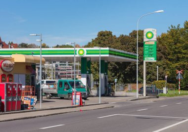 Zürih, İsviçre - 5 Ekim, 2017: Bp akaryakıt istasyonu Zürih şehir Mythenquai Caddesi üzerinde. BP plc (eski İngiliz petrol şirketi plc ve Bp Amoco plc) Londra, Gb merkezi bulunan bir İngiliz çok uluslu petrol ve doğal gaz firmasıdır.
