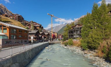 Zermatt, İsviçre - 15 Eylül 2018: görünüm Zermatt kasaba Mattervispa Nehri boyunca. Zermatt Wallis Swiss Kanton eyâletinde, İsviçre Alpleri'nde ünlü bir dağcılık ve kayak tatil. 