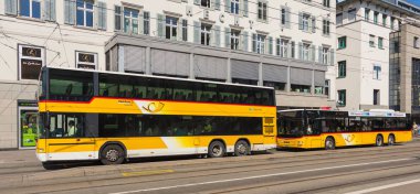St. Gallen, İsviçre - 19 Eylül 2018: St. Gallen şehir Marktplatz, iki Postauto otobüs durağı. PostAuto Schweiz İsviçre posta, İsviçre boyunca bölgesel ve kentsel otobüs hizmetleri sağlayan bir yan kuruluşudur.