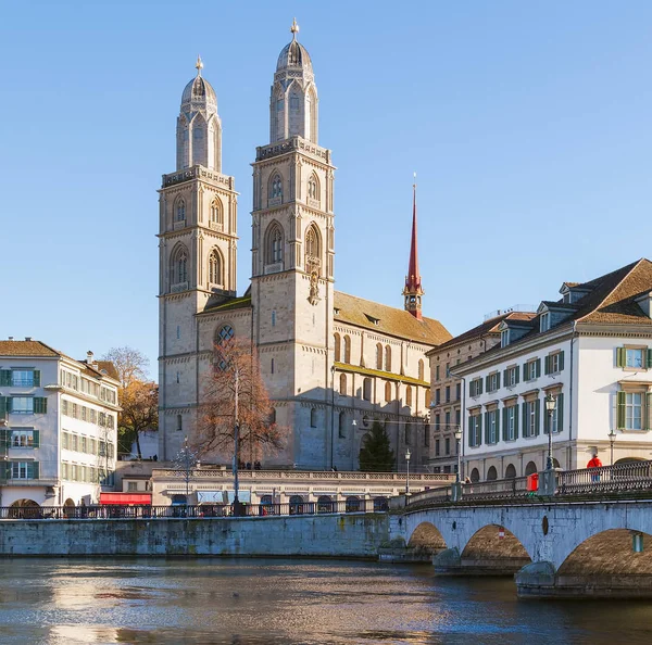 Limmat 河和格罗斯大教堂在苏黎世城市在11月底 — 图库照片