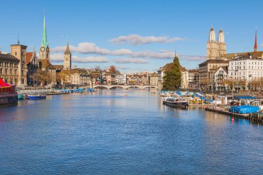Zürih, İsviçre - 25 Kasım 2013: görünüm Limmat Nehri, kentin tarihi binaların. Zürih İsviçre ve Swiss canton Zürih'in başkenti en büyük kenti olduğunu.