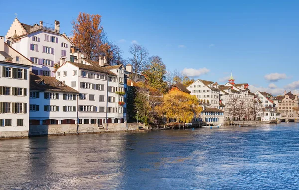 Zurique Suíça Novembro 2013 Rio Limmat Edifícios Parte Histórica Cidade — Fotografia de Stock