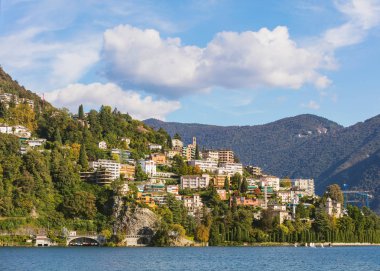 Lake Lugano ve binalar İsviçre, Monte Bre Dağı üzerinde Ekim ortasında Ticino Swiss Kanton Lugano şehir üzerinden görüntülemek.
