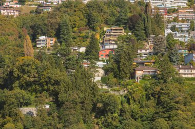 Binalar İsviçre, Monte Bre Dağı üzerinde Ekim ortasında Ticino Swiss Kanton Lugano şehir üzerinden görüntülemek.