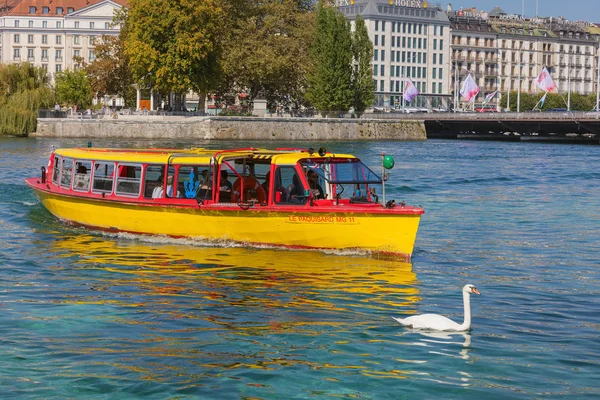 Ženeva Švýcarsko Září 2016 Žlutá Osobní Loď Řeky Rhôny Budovy — Stock fotografie