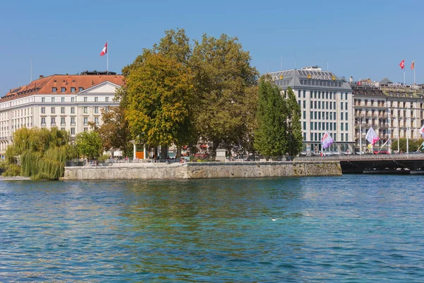 Geneva Sviçre Eylül 2016 Rhone Nehir Cenevre Şehir Boyunca Binalar — Stok fotoğraf