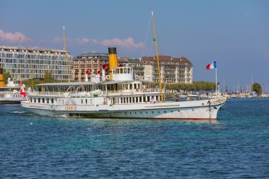 Geneva, İsviçre - 24 Eylül 2016: Savoie Cenevre Gölü geçen gemi, Cenevre şehir görüntülemek. Savoie 1914 yılında inşa edilmiş ve 2006 yılında onun eski Belle Epoque ihtişamını geri, Cenevre Gölü yolculukları için kullanılır.