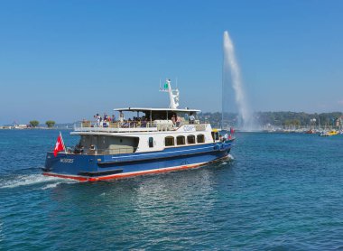 Geneva, İsviçre - 24 Eylül 2016: Cenevre şehir, geçen Morges tekne, Jet d'Eau Çeşme arka planda görüldüğü gibi Cenevre Gölü. Cenevre Gölü kuzeyinde Alpler, İsviçre ve Fransa arasında paylaşılan bir gölde olduğunu.