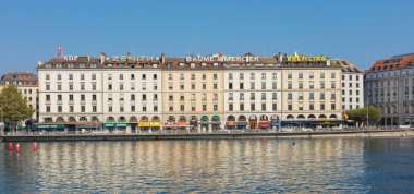 Geneva, İsviçre - 24 Eylül 2016: Rhone nehir ve Cenevre şehir boyunca bu binalar. Cenevre şehir Cenevre Swiss Kanton başkentidir, İsviçre'deki ikinci en kalabalık kentidir.