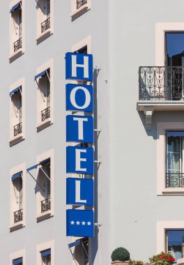Geneva, İsviçre - 24 Eylül 2016: Hotel Le Montbrilliant bina işareti. Hotel Le Montbrilliant çok Geneva Tren İstasyonu'na yakın elverişli bir 4 yıldızlı oteldir.