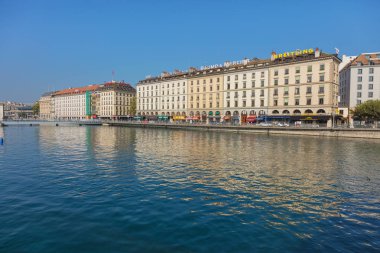 Geneva, İsviçre - 24 Eylül 2016: Rhone nehir ve Cenevre şehir boyunca bu binalar. Cenevre şehir Cenevre Swiss Kanton başkentidir, İsviçre'deki ikinci en kalabalık kentidir.