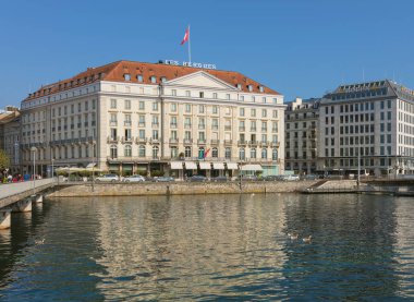 Geneva, İsviçre - 24 Eylül 2016: Rhone nehir ve Cenevre şehir boyunca bu binalar. Cenevre şehir Cenevre Swiss Kanton başkentidir, İsviçre'deki ikinci en kalabalık kentidir.