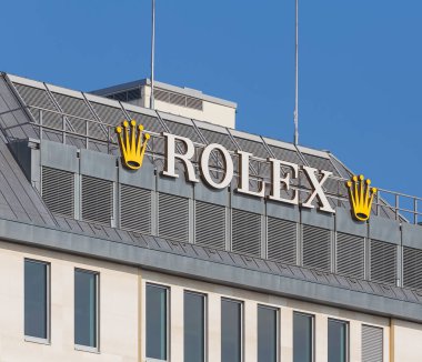 Geneva, İsviçre - 24 Eylül 2016: Rolex işareti Cenevre şehir bir binanın çatı. Rolex Sa bir İsviçreli Lüks saatçi oluşur. Şirket 1905 yılında Hans Wilsdorf ve Alfred Davis, Londra, İngiltere tarafından kuruldu.